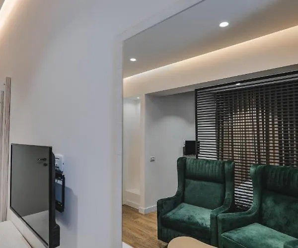 Alpha מלון סרנדה